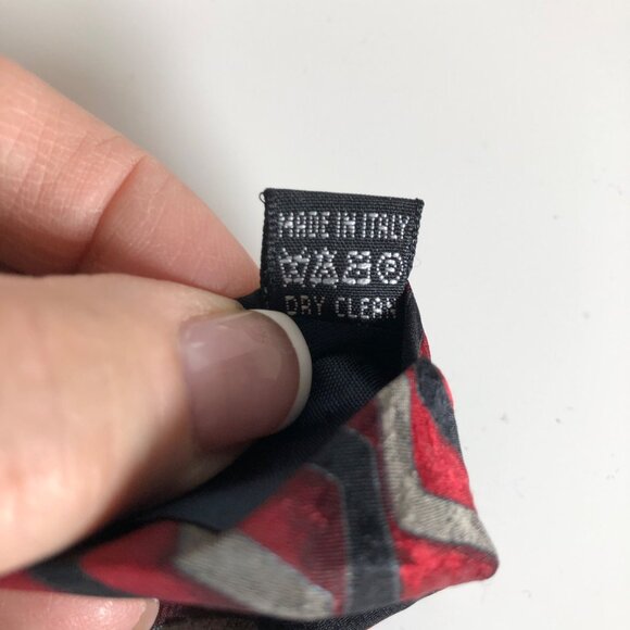 Fratelli Moda Silk Tie Red Black Gray Chevron Pattern Italy Mens Necktie Office - Picture 6 of 8